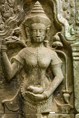 Fototapeta na wymiar statue of a apsara, a female spirit in the ruins of Ta Prohm temple in siem reap, Cambodia