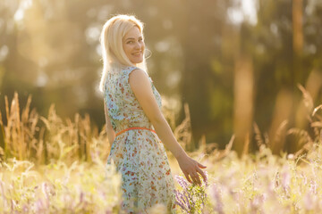 Fototapeta na wymiar beautiful girl in a summer field