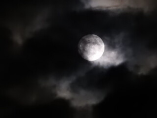 Naklejka na ściany i meble lune couverte de nuage