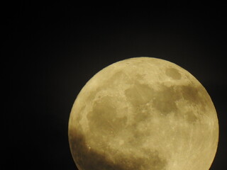 lune couverte de nuage