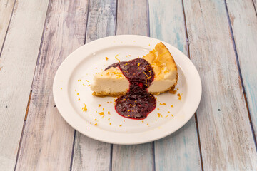 Cheesecake with raspberry jam