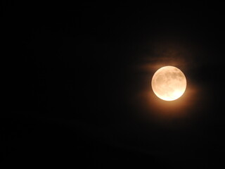 lune couverte de nuage