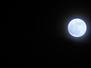 lune couverte de nuage