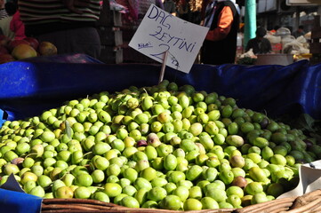 venta de frutas frescas en mercado local