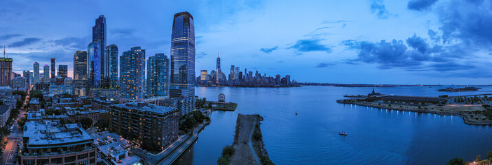 Obraz premium Aerial panorama of New York City skyline with both Jersey City and downtown Manhattan