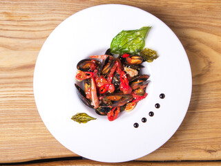 Mussels in a sauce of sweet pepper and tomato, with shrimp and sprinkled with sesame seeds