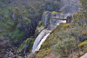 Fototapeta premium cascada pozo de los humos salamanca