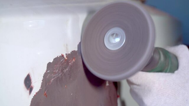 Body master grind old paint from car body using drill with scotch brite circle