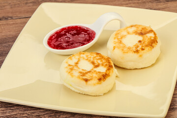 Cottage cheese pancakes with strawberry jam