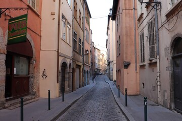 Fototapeta premium La rue Saint Georges, rue pavée et piétonne du vieux Lyon, ville de Lyon, département du Rhône, France