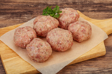 Raw turkey meatball for cooking