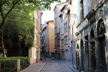 Fototapeta na wymiar La rue Saint Georges, rue pavée et piétonne du vieux Lyon, ville de Lyon, département du Rhône, France