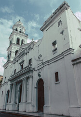 Fototapeta premium Iglesia con paisaje nublado