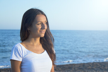 Fototapeta na wymiar Portrait of woman dressed in white on the beach
