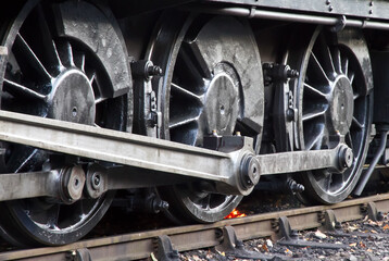 Steam locomotive driving wheels with coupling rods and fire underneath