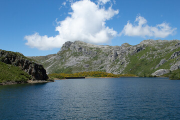 Fototapeta na wymiar Lago del Valle, Somieo