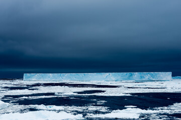 Fototapeta na wymiar Ice on the surface of the ocean in Antarctica