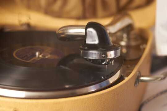 Grammophon head over a shellac disk 78rpm close up 