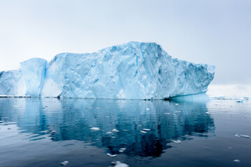 Fototapeta na wymiar Ice formations in Antarctica