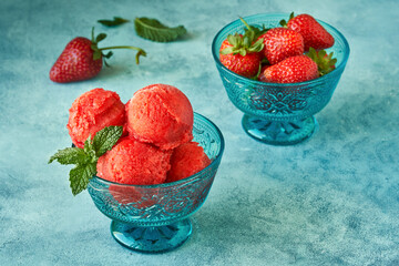 Strawberry ice cream , sorbet in bowl with mint leaves. Closeup - obrazy, fototapety, plakaty