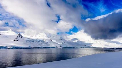 Foto op Canvas Bewolkt weer boven Half Moon Island, een Antarctisch eiland, de South Shetland Islands van het Antarctisch Schiereiland. © Anton Ivanov Photo