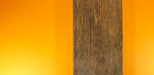 Stara brązowa deska na pomarańczowym tle. - obrazy, fototapety, plakaty