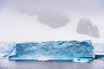 Fototapeta na wymiar landscape of the glacier of Antarctica, South Pole