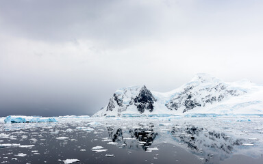 Fototapeta na wymiar Beautiful landscape of icebergs, snow and ice of Antarctica