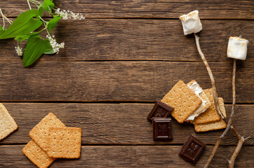 Fresh homemade smores with marshmallows, chocolate and graham crackers. The popular American dessert.