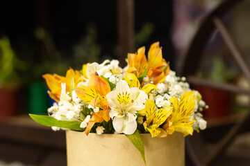 Vase with yellow and white flowers closeup