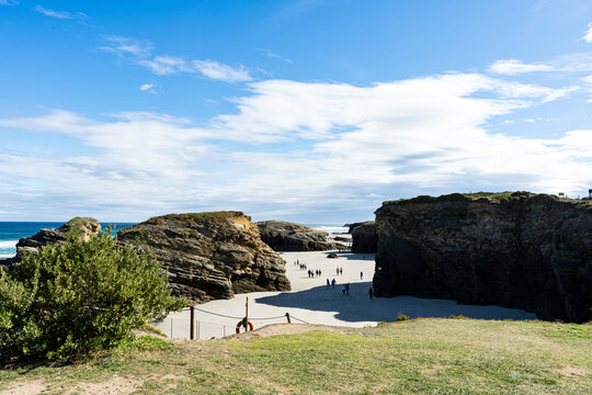La playa de As Catedrais es el nombre tur&iacute;stico de Praia de Augas Santas, ubicada en el municipio de Ribadeo, parroquia de A Devesa, en la costa del mar Cant&aacute;brico de la provincia