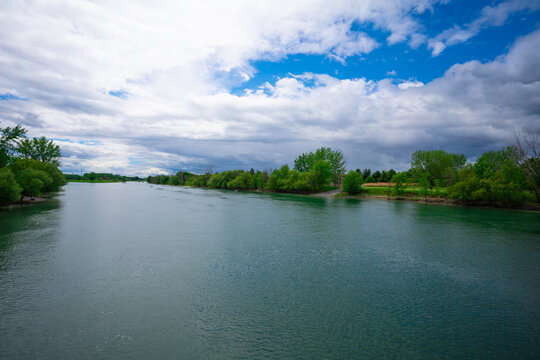 Lac magnifique avec un ciel clair