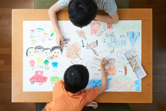 リビングで絵を描く日本人小学生