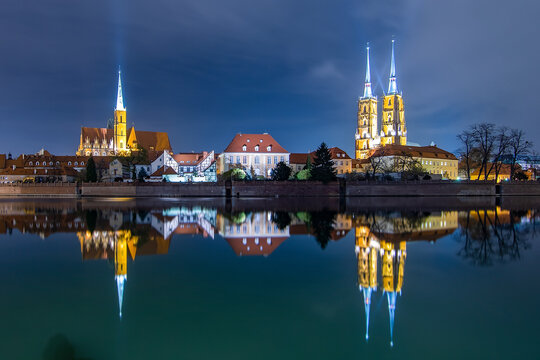 Ostr&oacute;w tumski wieczorową porą