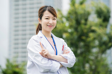 白衣の女性
