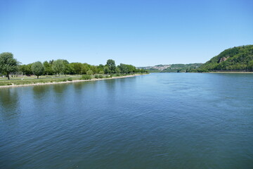 Fototapeta na wymiar Zusammenfluss von Mosel und Rhein am Deutschen Eck in Koblenz