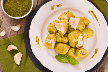Potato gnocchi stuffed with pesto sauce.
