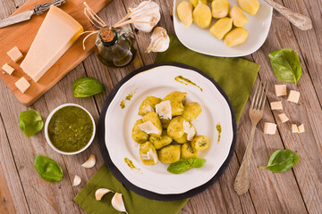 Potato gnocchi stuffed with pesto sauce.
