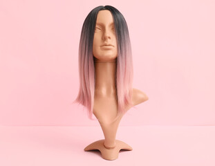 Obraz premium Mannequin with unusual female wig on color background