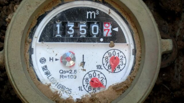 漏水の可能性があるパイロットがゆっくりと回転している水道メーター