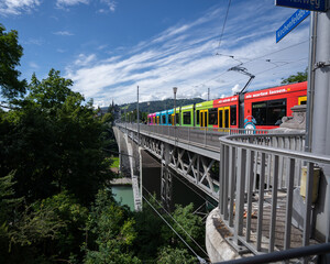 Bernmobil Tram fährt über die Kirchfeldbrücke