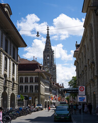 Fototapeta na wymiar Gasse in Bern mit Münster im Hinmtergrund