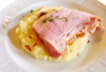 Roast ham with mashed potatoes.