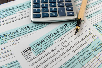 Obraz premium Time for tax, federal form with pen and calculator, office desk
