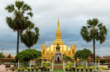 Naklejka premium Pha That Luang Vientiane, Laos. That-Luang Golden Pagoda in Vientiane, Laos. Blue sky background beautiful.