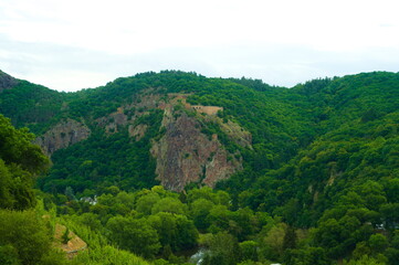 Fototapeta premium Schöne bergische Landschaft in Deutschland an dem Rhein 