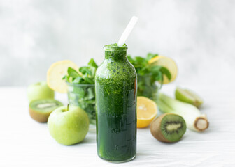 spinach and celery smoothie with lemon