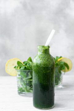 spinach and celery smoothie with lemon