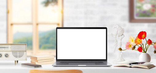 ラップトップコンピューターのあるワークスペース。
もしくはテレワークのイメージ