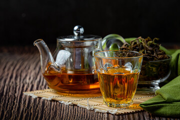 Obraz na płótnie Canvas Oolong green tea in a teapot and bowl.